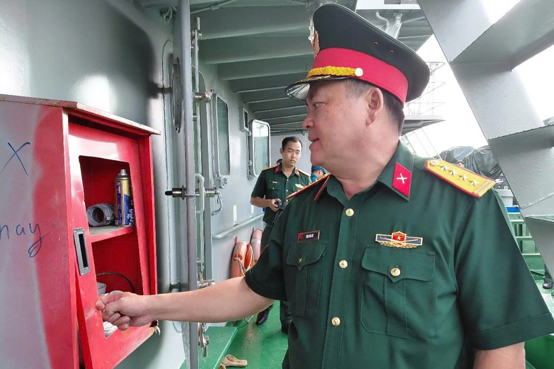 Đại tá Trần Văn Cư kiểm tra hệ thống chữa cháy trên tàu.