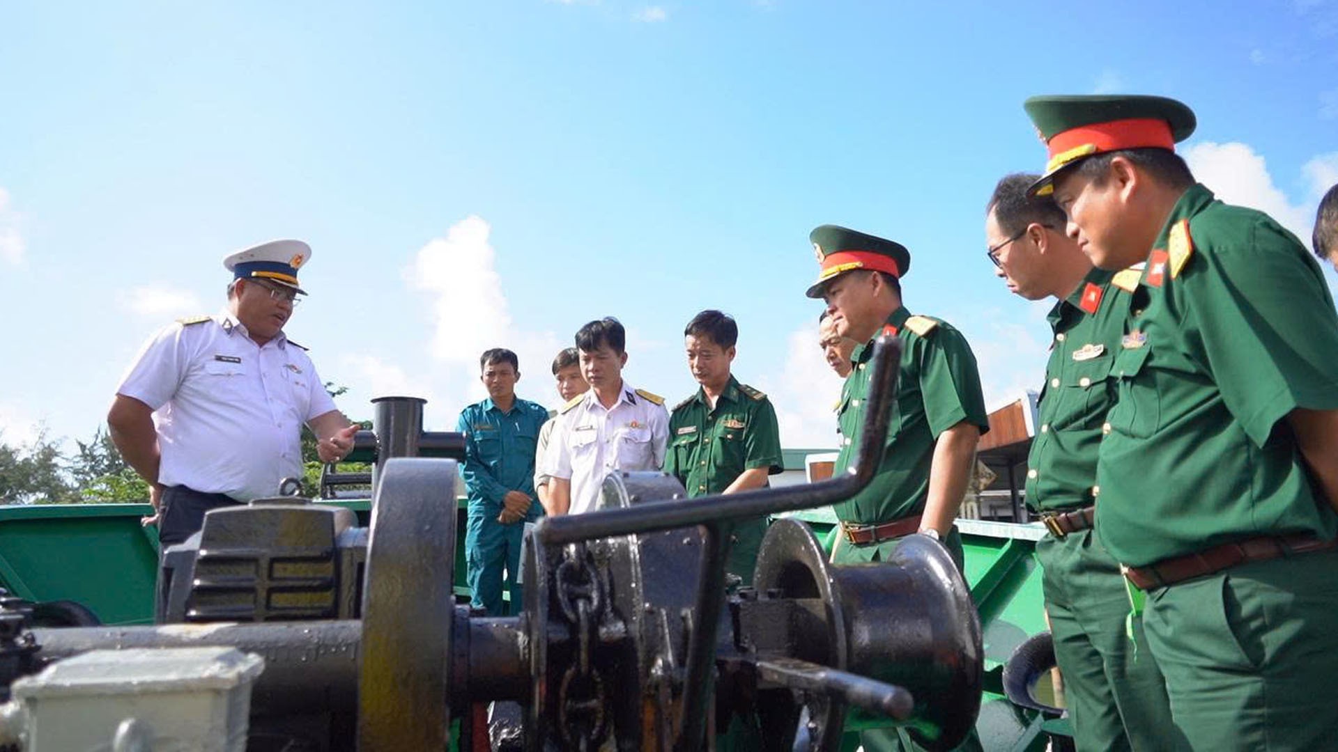 Đoàn công tác kiểm tra trang thiết bị trên các tàu. 31-10-hq3.jpg