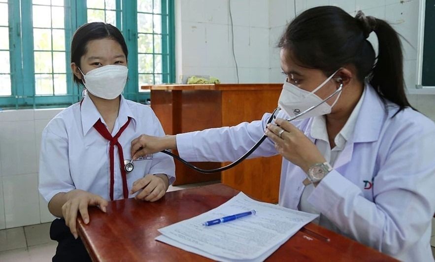Bộ Tài chính đề xuất đưa chỉ tiêu 100% học sinh, sinh viên tham gia BHYT vào tiêu chí thi đua. (Ảnh minh hoạ) Bộ Tài chính đề xuất đưa chỉ tiêu 100% học sinh, sinh viên tham gia BHYT vào tiêu chí thi đua. (Ảnh minh hoạ)