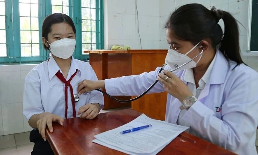 Bộ Tài chính đề xuất đưa chỉ tiêu 100% học sinh, sinh viên tham gia BHYT vào tiêu chí thi đua. (Ảnh minh hoạ)