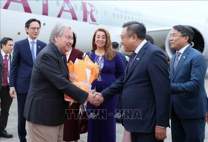 Chủ tịch Ủy ban nhân dân thành phố Hà Nội Trần Sỹ Thanh đón Tổng Thư ký Liên hợp quốc António Guterres tại sân bay quốc tế Nội Bài.