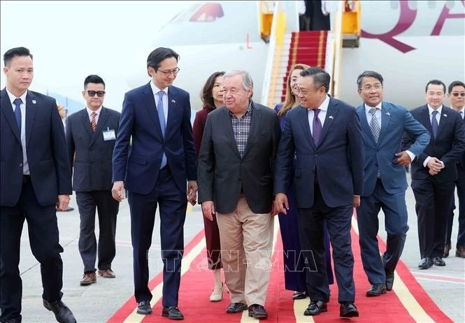 Tổng Thư ký Liên hợp quốc António Guterres đến sân bay quốc tế Nội Bài (Hà Nội) bắt đầu thăm chính thức Việt Nam.