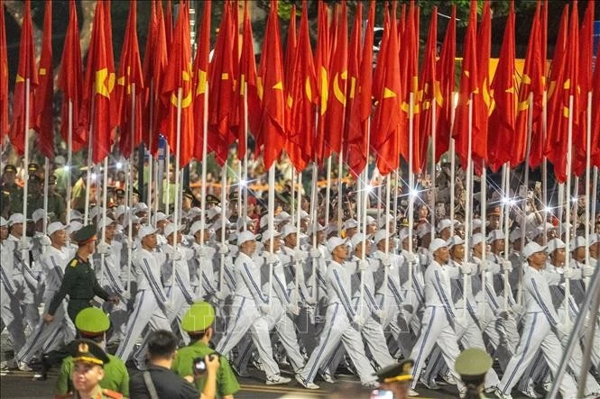 Khối hồng kỳ di chuyển trên đường phố Hà Nội tại ngày Tổng hợp luyện diễu binh, diễu hành lần thứ nhất trong Lễ kỷ niệm 80 năm Cách mạng Tháng Tám thành công và Quốc khánh nước Cộng hòa xã hội chủ nghĩa Việt Nam, ngày 21/8/2025.