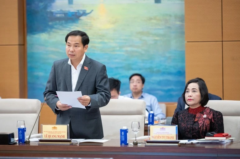 Tổng Thư ký Quốc hội, Chủ nhiệm Văn phòng Quốc hội Lê Quang Mạnh phát biểu tại phiên họp. (Ảnh: DUY LINH)