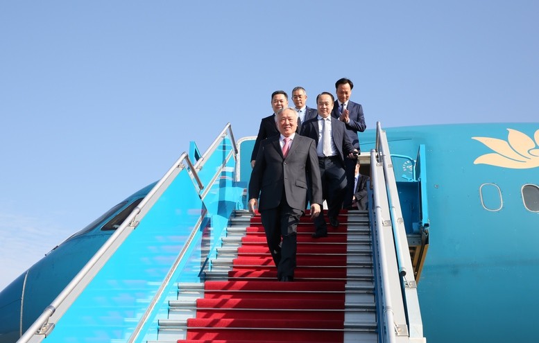 Phó Thủ tướng Thường trực Nguyễn Hòa Bình đáp chuyến bay đầu tiên xuống Sân bay Quốc tế Long Thành.