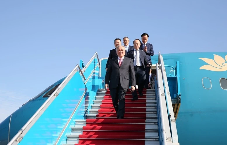 Phó Thủ tướng Thường trực Nguyễn Hòa Bình đáp chuyến bay đầu tiên xuống Sân bay Quốc tế Long Thành.