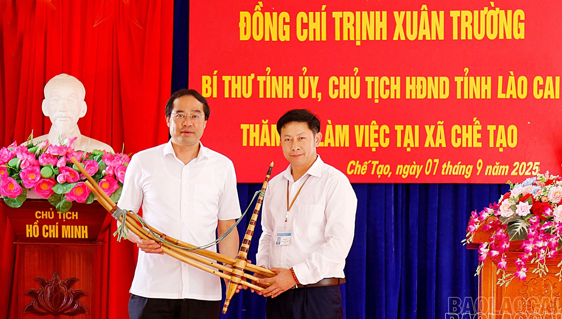 Lãnh đạo xã Chế Tạo tặng đồng chí Bí thư Tỉnh ủy, Chủ tịch HĐND tỉnh chiếc khèn Mông.