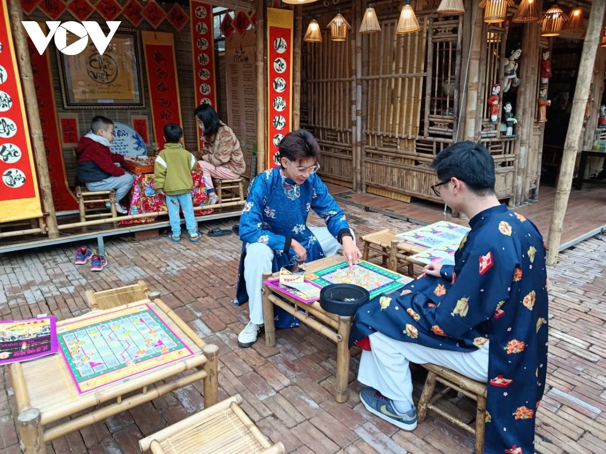 Trần Xuân Thành, sinh viên Học viện Công nghệ Bưu chính Viễn thông, cùng bạn tham gia Ngày hội Việt phục và các trò chơi dân gian tại phố Quốc Tử Giám (Hà Nội).