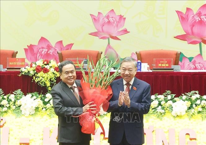 Tổng Bí thư Tô Lâm tặng hoa chúc mừng Đại hội.