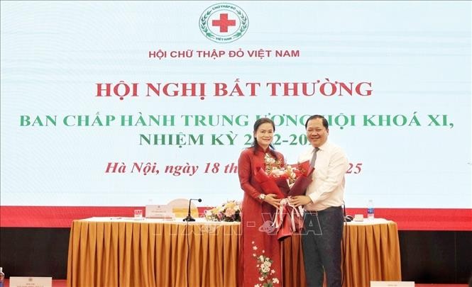 Ông Nguyễn Phi Long, Phó Bí thư Đảng ủy MTTQ, các đoàn thể Trung ương chúc mừng tân Chủ tịch Trung ương Hội Chữ thập Đỏ Việt Nam. Ông Nguyễn Phi Long, Phó Bí thư Đảng ủy MTTQ, các đoàn thể Trung ương chúc mừng tân Chủ tịch Trung ương Hội Chữ thập Đỏ Việt Nam.