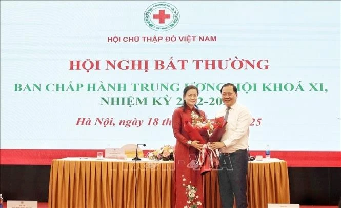 Ông Nguyễn Phi Long, Phó Bí thư Đảng ủy MTTQ, các đoàn thể Trung ương chúc mừng tân Chủ tịch Trung ương Hội Chữ thập Đỏ Việt Nam.