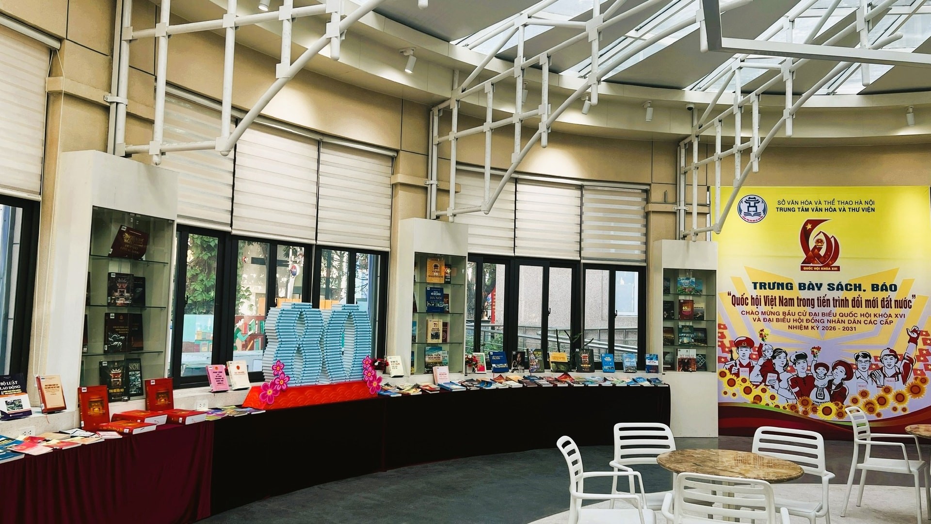 Không gian trưng bày sách, báo "Quốc hội Việt Nam trong tiến trình đổi mới đất nước".
