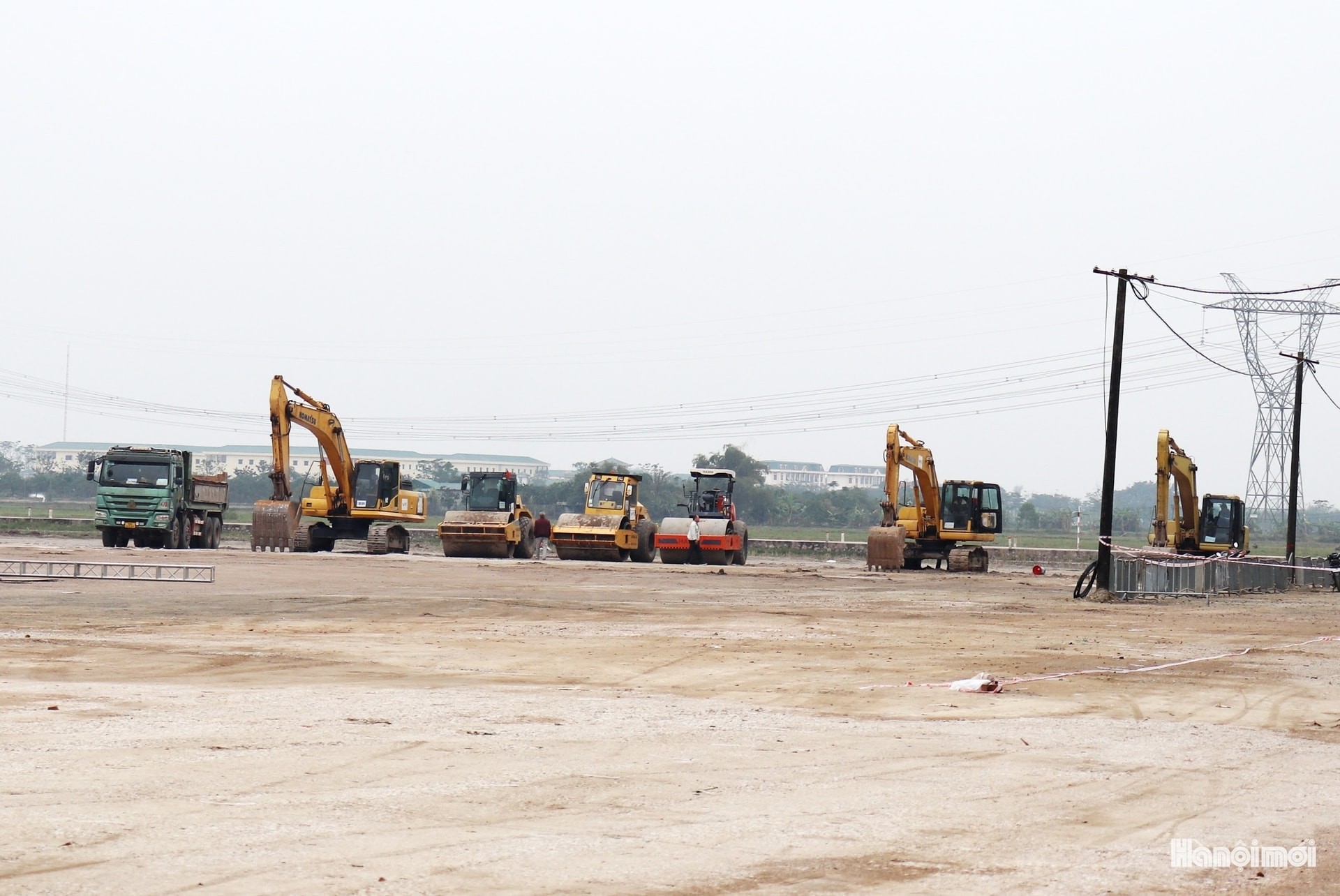 Một số phương tiện máy móc, thiết bị chuẩn bị cho lễ khởi công Khu đô thị thể thao Olympic vào ngày 19/12.