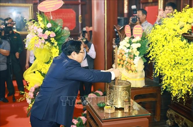 Thủ tướng Phạm Minh Chính dâng hương tại Khu lưu niệm Thủ tướng Phạm Văn Đồng ở xã Mộ Đức, tỉnh Quảng Ngãi.