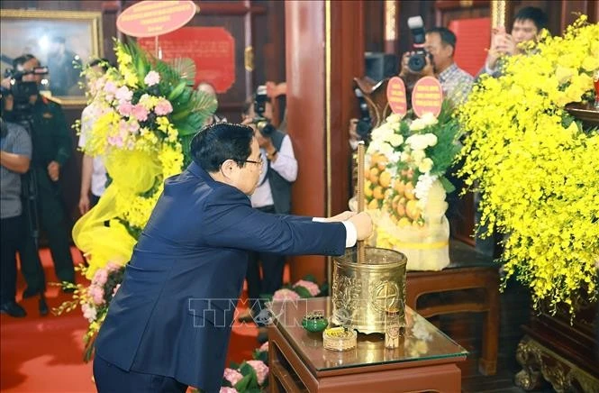 Thủ tướng Phạm Minh Chính dâng hương tại Khu lưu niệm Thủ tướng Phạm Văn Đồng ở xã Mộ Đức, tỉnh Quảng Ngãi.