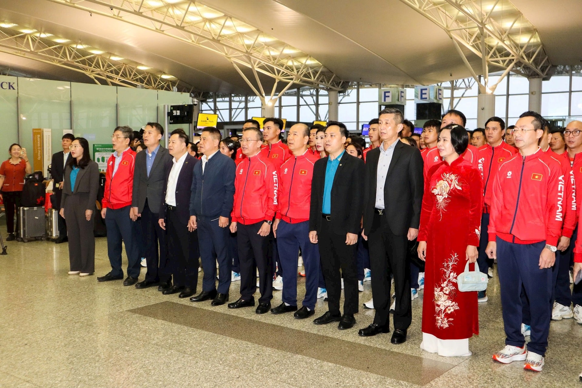 Lãnh đạo Cục Thể dục Thể thao Việt Nam, Sở Văn hóa và Thể thao Hà Nội dự lễ tiễn Đoàn TTVN.