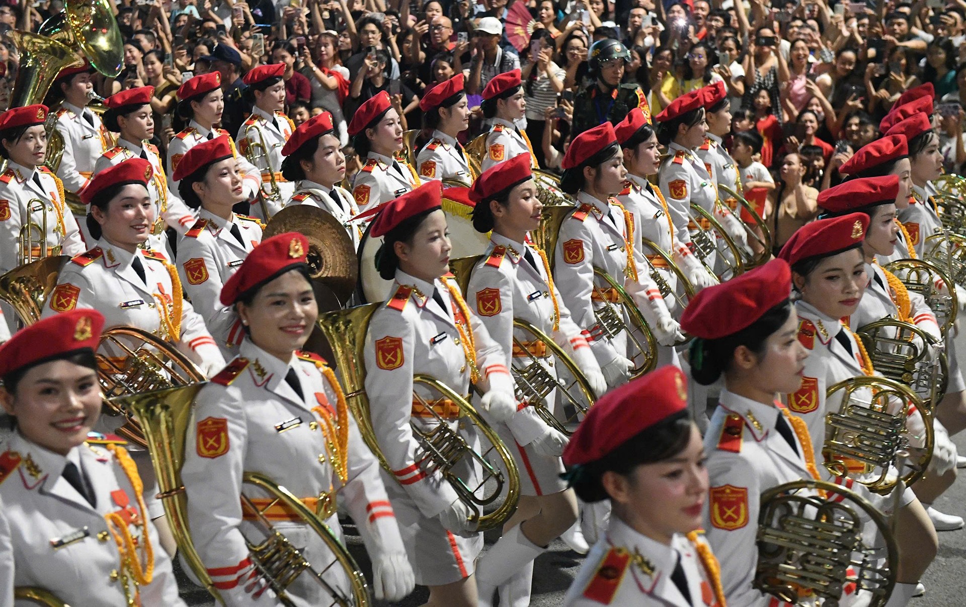 Vàng Thị Hương cùng đồng đội trong khối Nữ Quân nhạc Việt Nam. 7.jpg