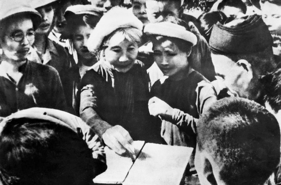 Cử tri ngoại thành Hà Nội bỏ phiếu bầu đại biểu Quốc hội khóa I, ngày 6/1/1946.