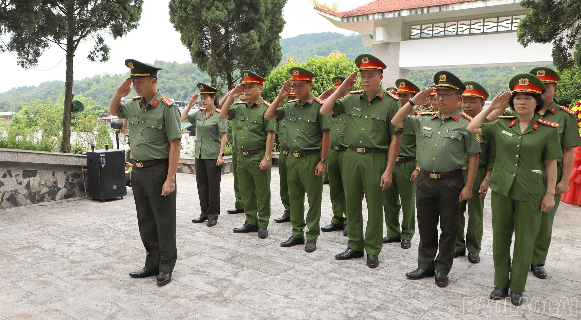 Các đại biểu tưởng niệm các Anh hùng liệt sĩ.