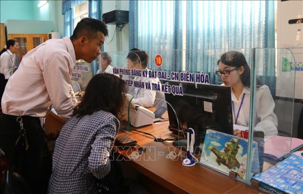Người dân làm thủ tục hành chính tại Trung tâm phục vụ hành chính công phường Trấn Biên. Ảnh minh họa