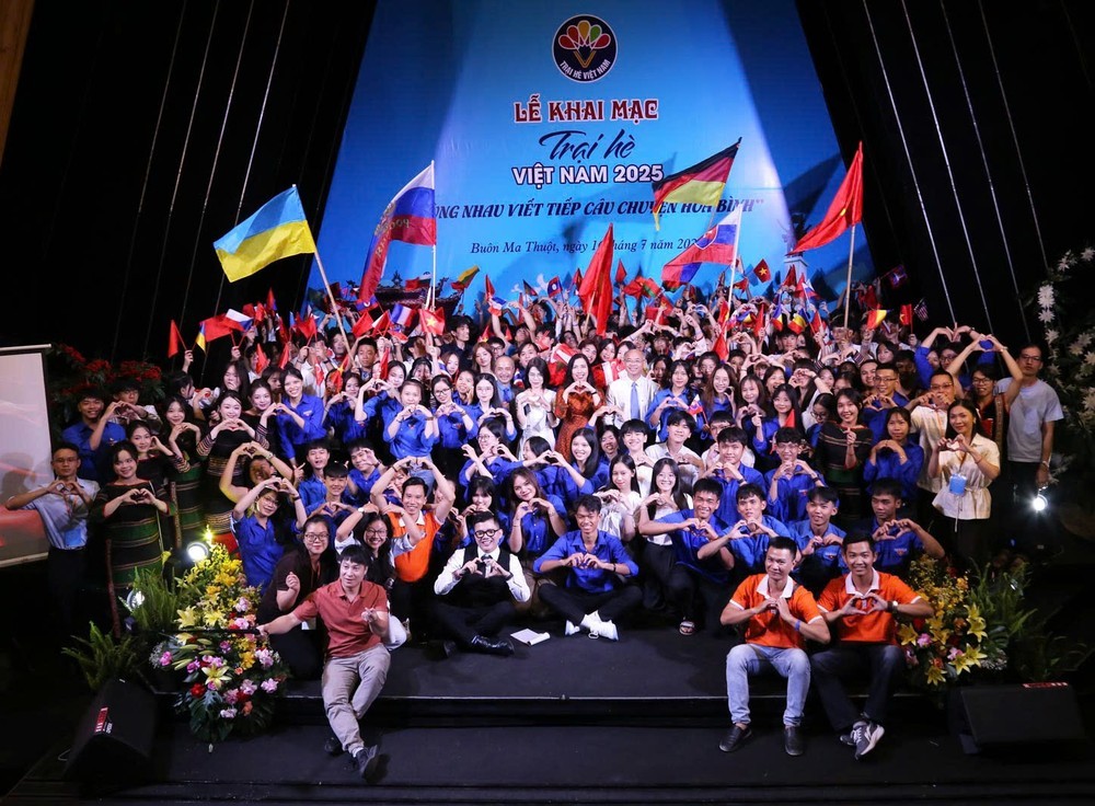 Trại hè Việt Nam 2025 có sự tham gia của 110 đại biểu đến từ 31 quốc gia và vùng lãnh thổ trên thế giới. Trại hè Việt Nam 2025 có sự tham gia của 110 đại biểu đến từ 31 quốc gia và vùng lãnh thổ trên thế giới.