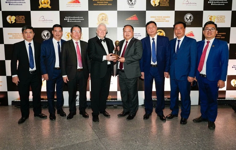 Chủ tịch Ủy ban nhân dân tỉnh Tuyên Quang Phan Huy Ngọc nhận cúp chiến thắng hạng mục “Điểm đến văn hóa hàng đầu thế giới năm 2025”.