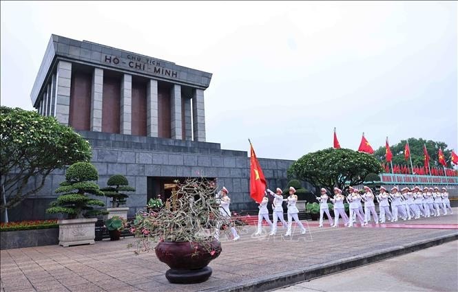 Các cán bộ, chiến sĩ Bộ Tư lệnh Lăng Chủ tịch Hồ Chí Minh thực hiện các nghi thức buổi lễ chào cờ thiêng liêng trước Lăng Chủ tịch Hồ Chí Minh, sáng 19-5. Các cán bộ, chiến sĩ Bộ Tư lệnh Lăng Chủ tịch Hồ Chí Minh thực hiện các nghi thức buổi lễ chào cờ thiêng liêng trước Lăng Chủ tịch Hồ Chí Minh, sáng 19-5.
