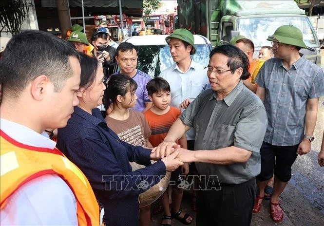 Thủ tướng Phạm Minh Chính thăm hỏi, động viên nhân dân bị ảnh hưởng bởi lũ lụt tại phường Phan Đình Phùng.