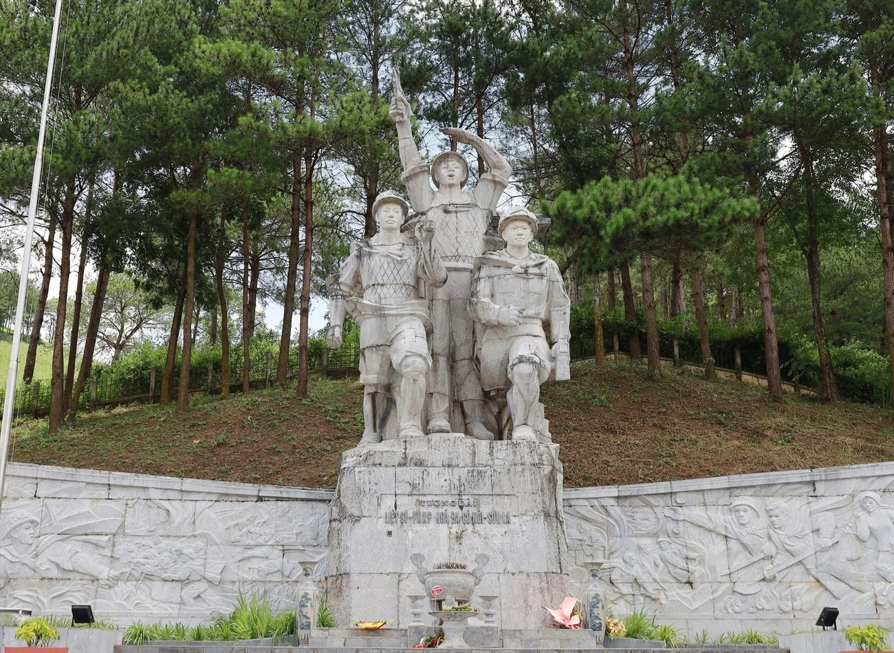 Tượng đài TNXP tại Ngã ba Cò Nòi.