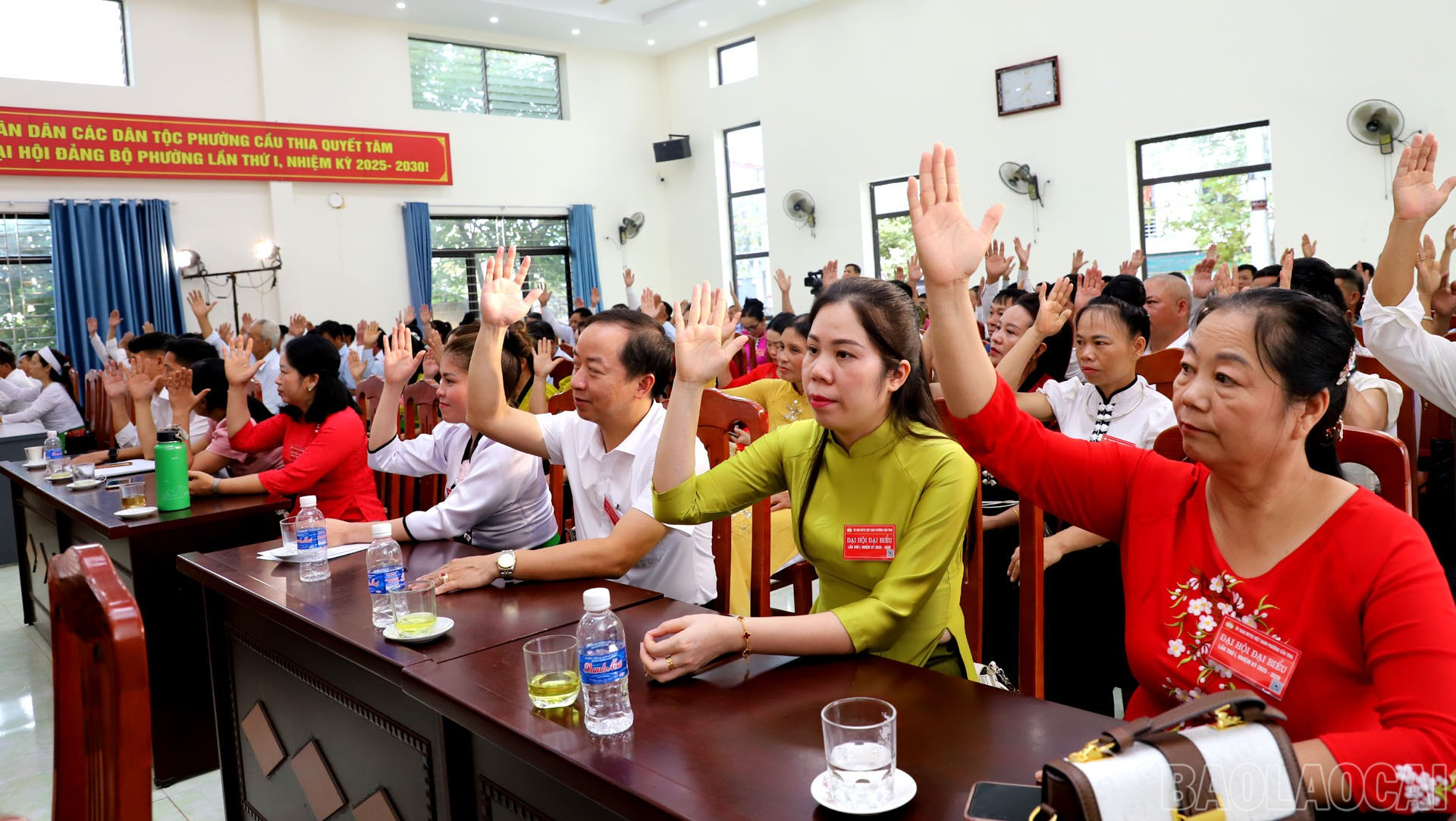 Các đại biểu biểu quyết hiệp thương đoàn đại biểu đi dự đại hội cấp trên tại hội nghị. baolaocai-br_19-9-hiepthuong1.jpg