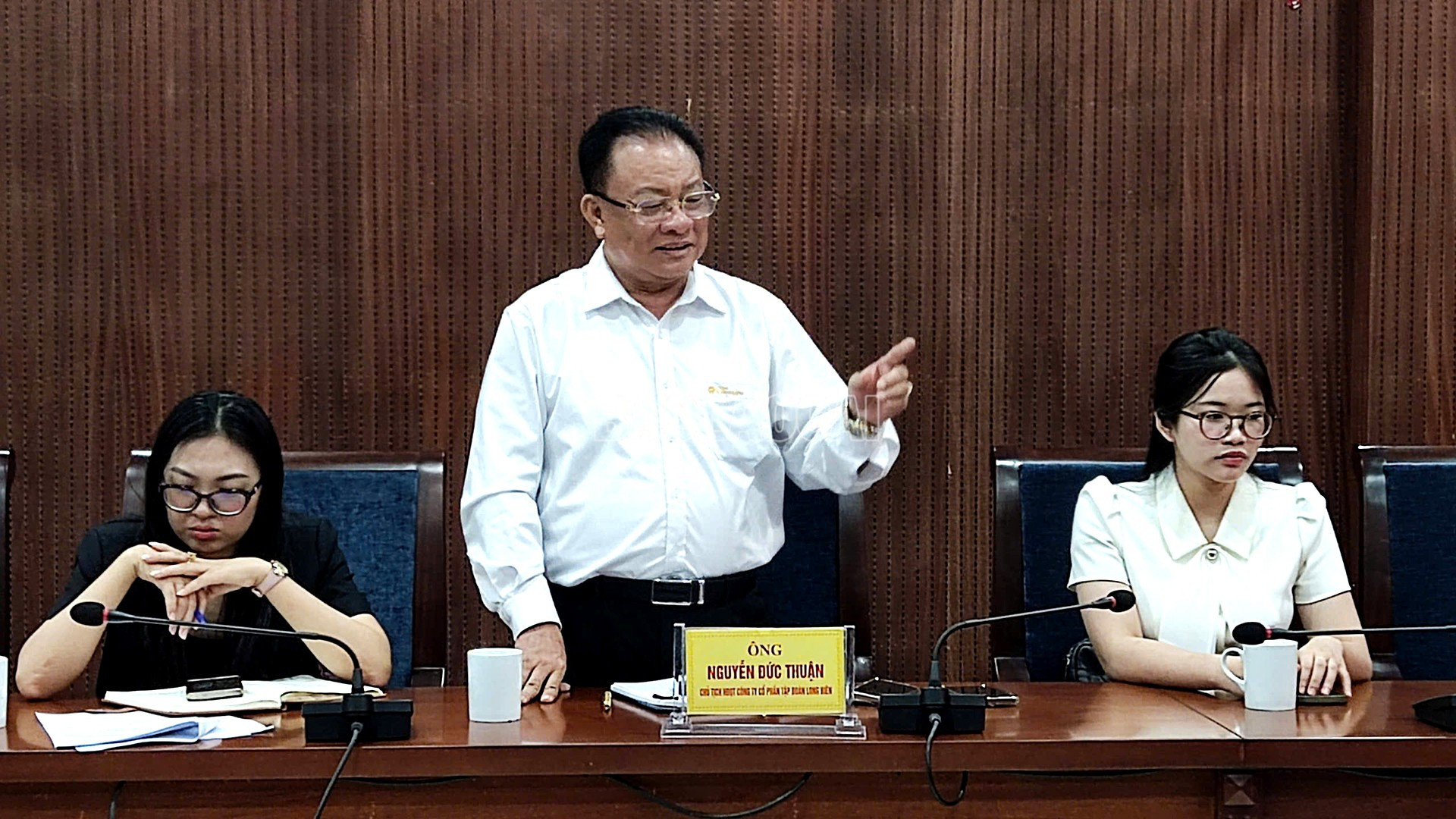 Ông Nguyễn Đức Thuận - Chủ tịch Hội đồng quản trị Công ty cổ phần Tập đoàn Long Biên phát biểu tại buổi làm việc. baolaocai-c_19-9-lamvien2.jpg