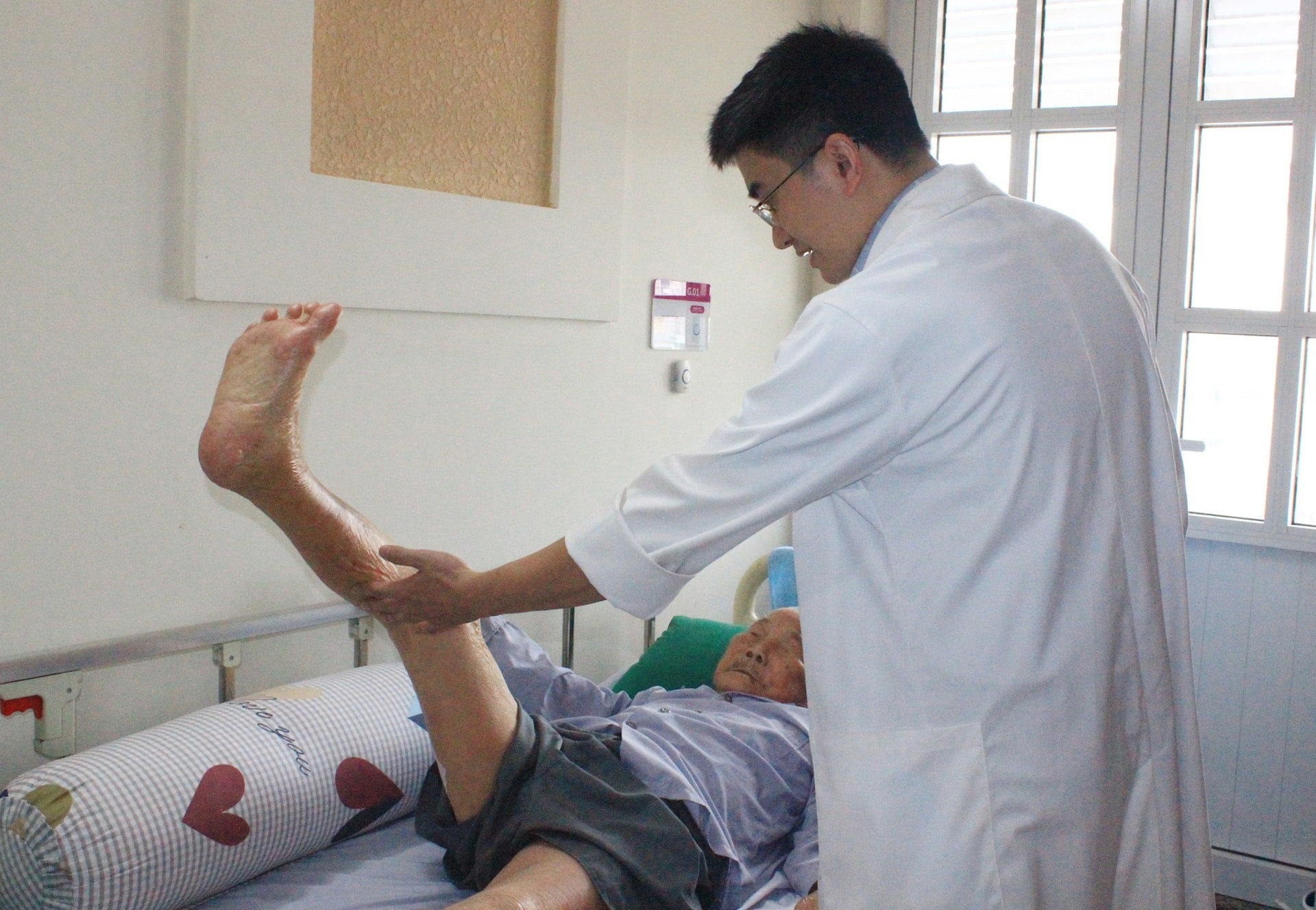 BS.CKI Hoàng Văn Mạnh, Khoa Chấn thương chỉnh hình, Bệnh viện Thuận Mỹ ITO Đồng Nai thăm khám cho bệnh nhân sau phẫu thuật. Ảnh: Thuận Mỹ BS.CKI Hoàng Văn Mạnh, Khoa Chấn thương chỉnh hình, Bệnh viện Thuận Mỹ ITO Đồng Nai thăm khám cho bệnh nhân sau phẫu thuật. Ảnh: Thuận Mỹ