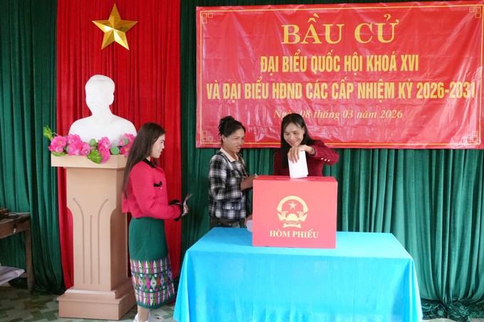 Đồng bào Bru - Vân Kiều bản Nước Đắng, xã Trường Sơn (tỉnh Quảng Trị) nô nức đến các điểm bỏ phiếu tham gia bầu cử sớm đại biểu Quốc hội khóa XVI và đại biểu Hội đồng nhân dân các cấp nhiệm kỳ 2026 - 2031.