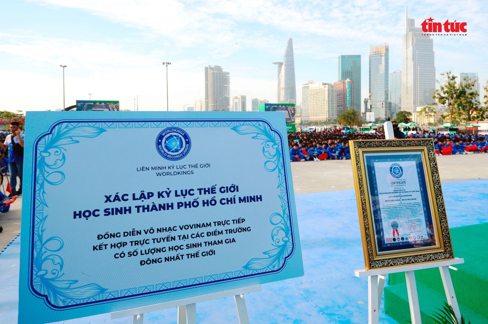 Bảng chứng nhận xác lập kỷ lục đồng diễn võ nhạc Vovinam trực tiếp và trực tuyến có số lượng học sinh tham gia đông nhất thế giới.