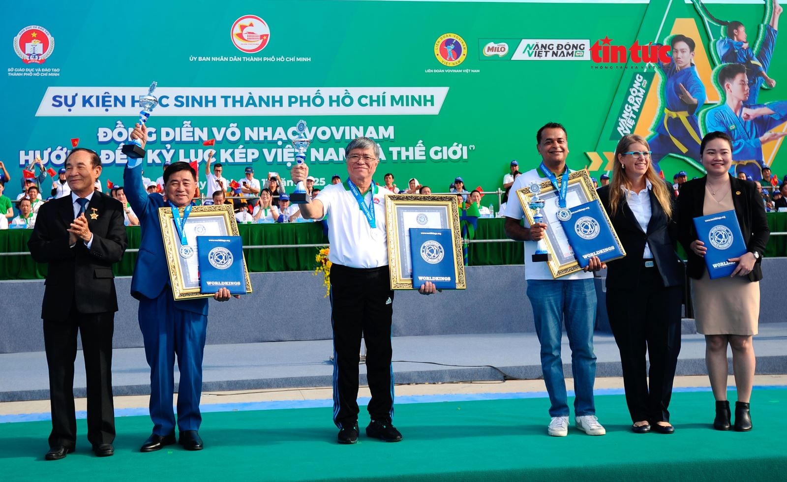 Đại diện Liên minh kỷ lục Thế giới trao bằng chứng nhận cho Sở Giáo dục và Đào tạo TP Hồ Chí Minh và Liên đoàn Vovinam Việt Nam về việc xác lập kỷ lục đồng diễn võ nhạc Vovinam có số lượng học sinh tham gia đông nhất thế giới.