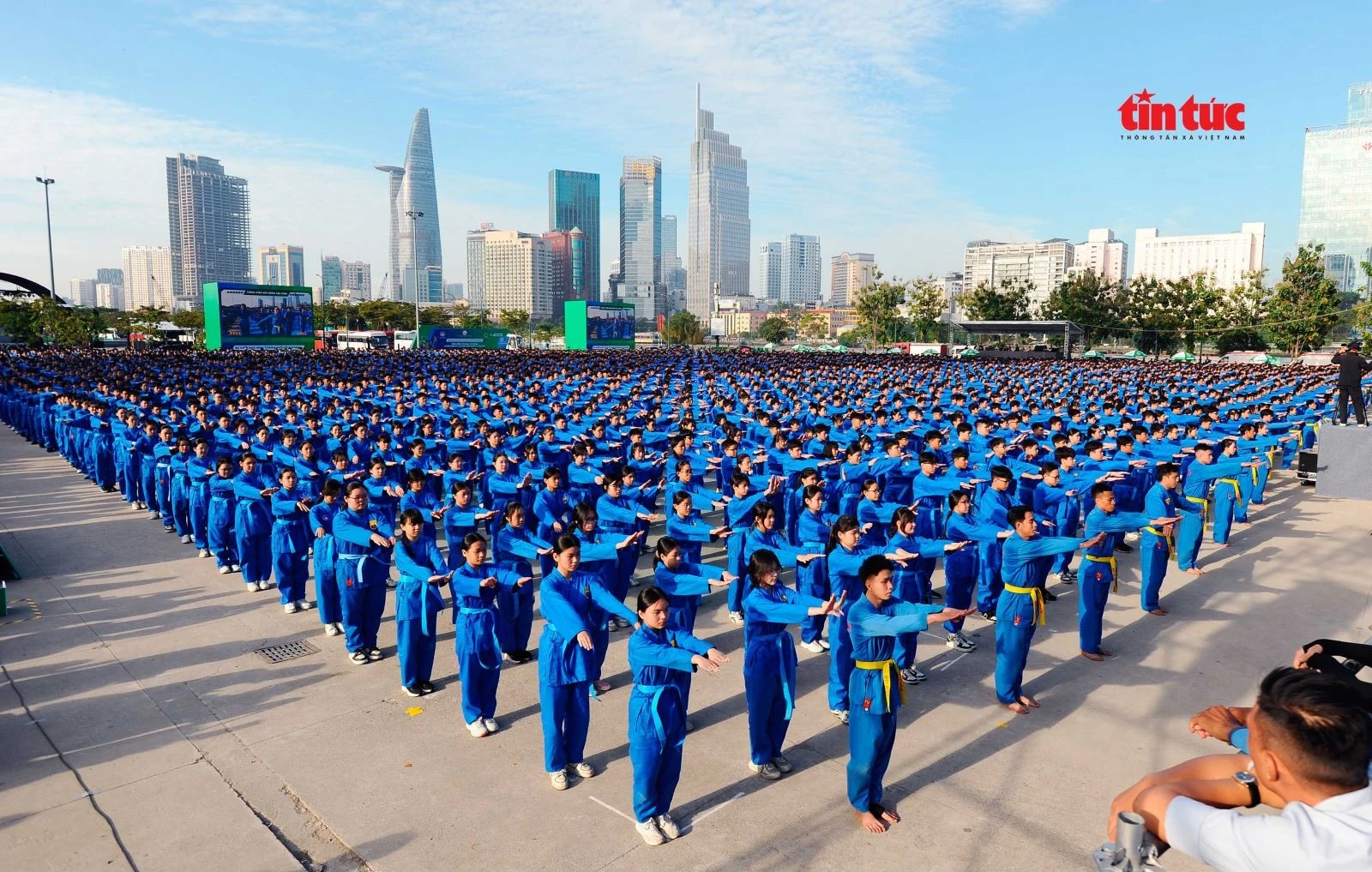 Hơn 5.000 học sinh đến từ các trường THCS, THPT trên địa bàn Thành phố cùng nhau thực hiện đồng diễn võ nhạc Vovinam tại Công viên bờ sông Sài Gòn, phường An Khánh.