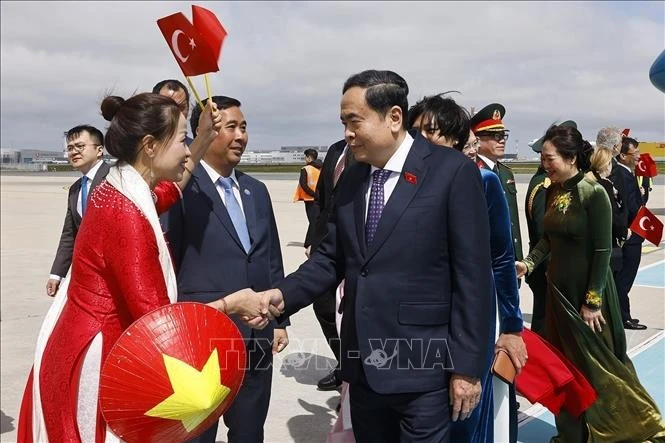 Chủ tịch Quốc hội Trần Thanh Mẫn và Phu nhân cùng đoàn đại biểu cấp cao Việt Nam đến thành phố Istanbul.