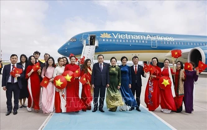 Chủ tịch Quốc hội Trần Thanh Mẫn và Phu nhân với cộng đồng người Việt Nam tại Thổ Nhĩ Kỳ.