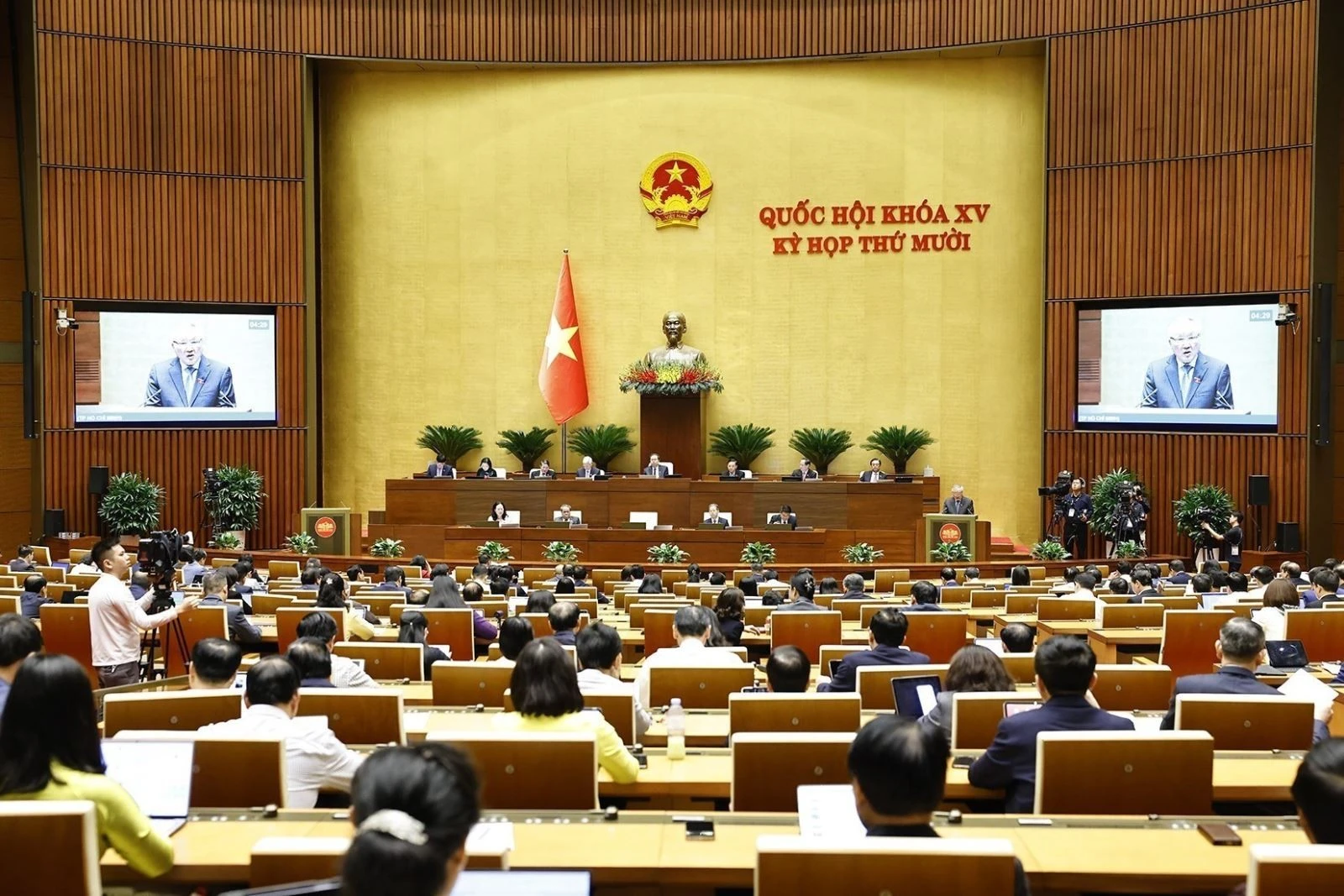 Phó Thủ tướng Thường trực Chính phủ Nguyễn Hòa Bình trình bày Báo cáo về việc thực hiện một số nghị quyết của Quốc hội nhiệm kỳ khóa XIV và khóa XV về giám sát chuyên đề, chất vấn.