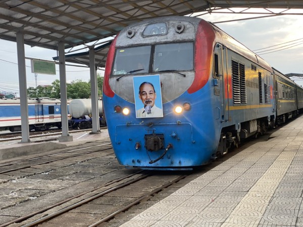 Tàu khách liên vận quốc tế Việt Nam - Trung Quốc sau 4 tháng chạy trở lại đã khá hút khách. Tàu khách liên vận quốc tế Việt Nam - Trung Quốc sau 4 tháng chạy trở lại đã khá hút khách.