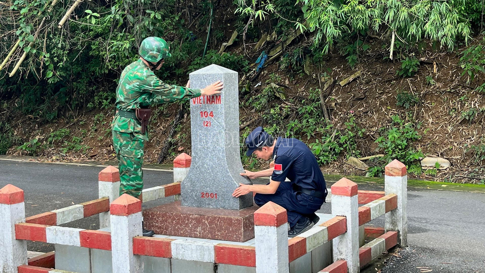 Sĩ quan biên phòng Lào Cai (Việt Nam) và sĩ quan liên lạc Chi đội quản lý Biên giới Hồng Hà tỉnh Vân Nam (Trung Quốc) kiểm tra cột mốc 104. baolaocai-c_26-8-tuan-tra4.jpg