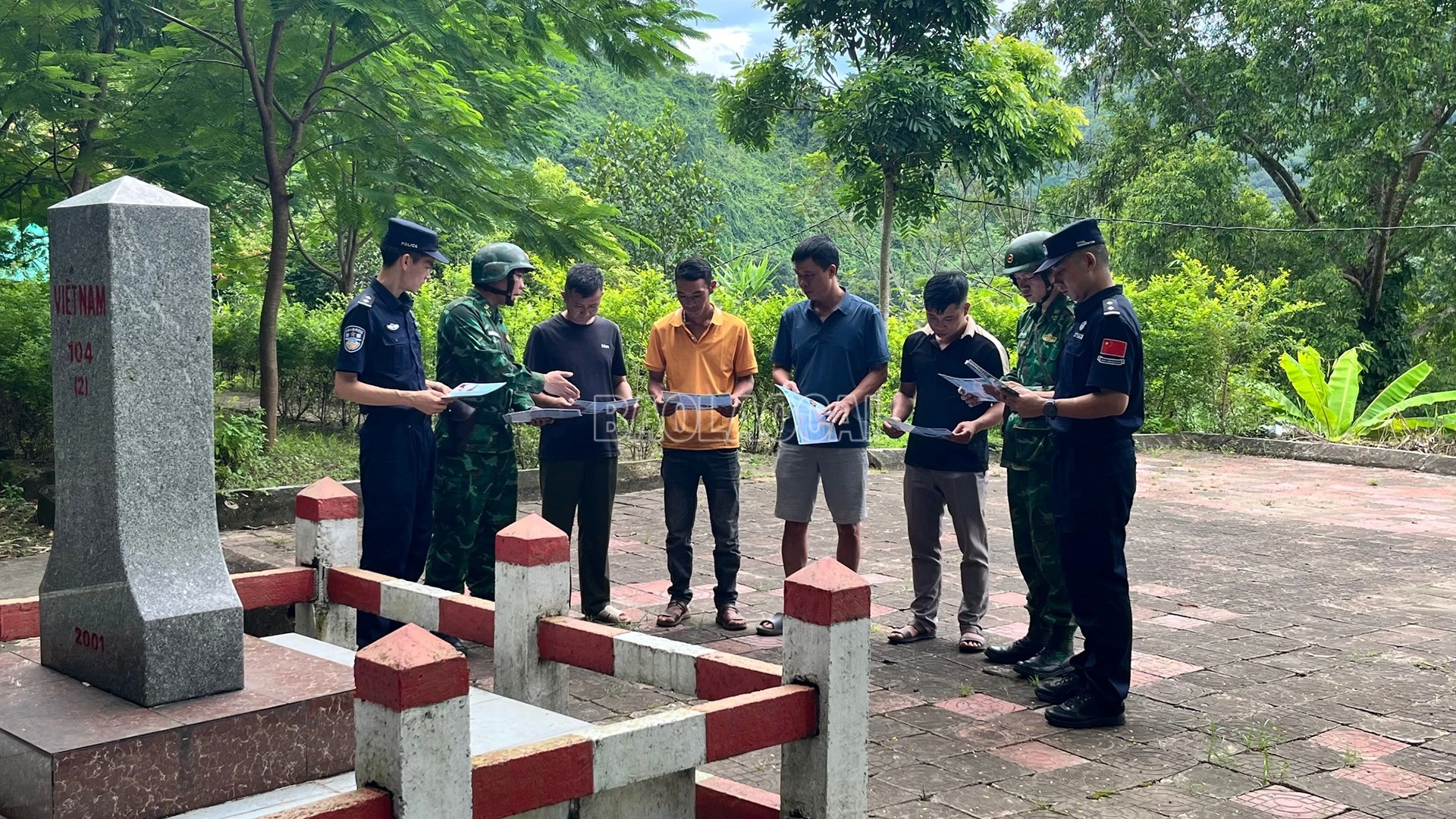 Đội tuần tra liên hợp số 1 Lào Cai tổ chức tuyên truyền phát tờ rơi cho cư dân biên giới.