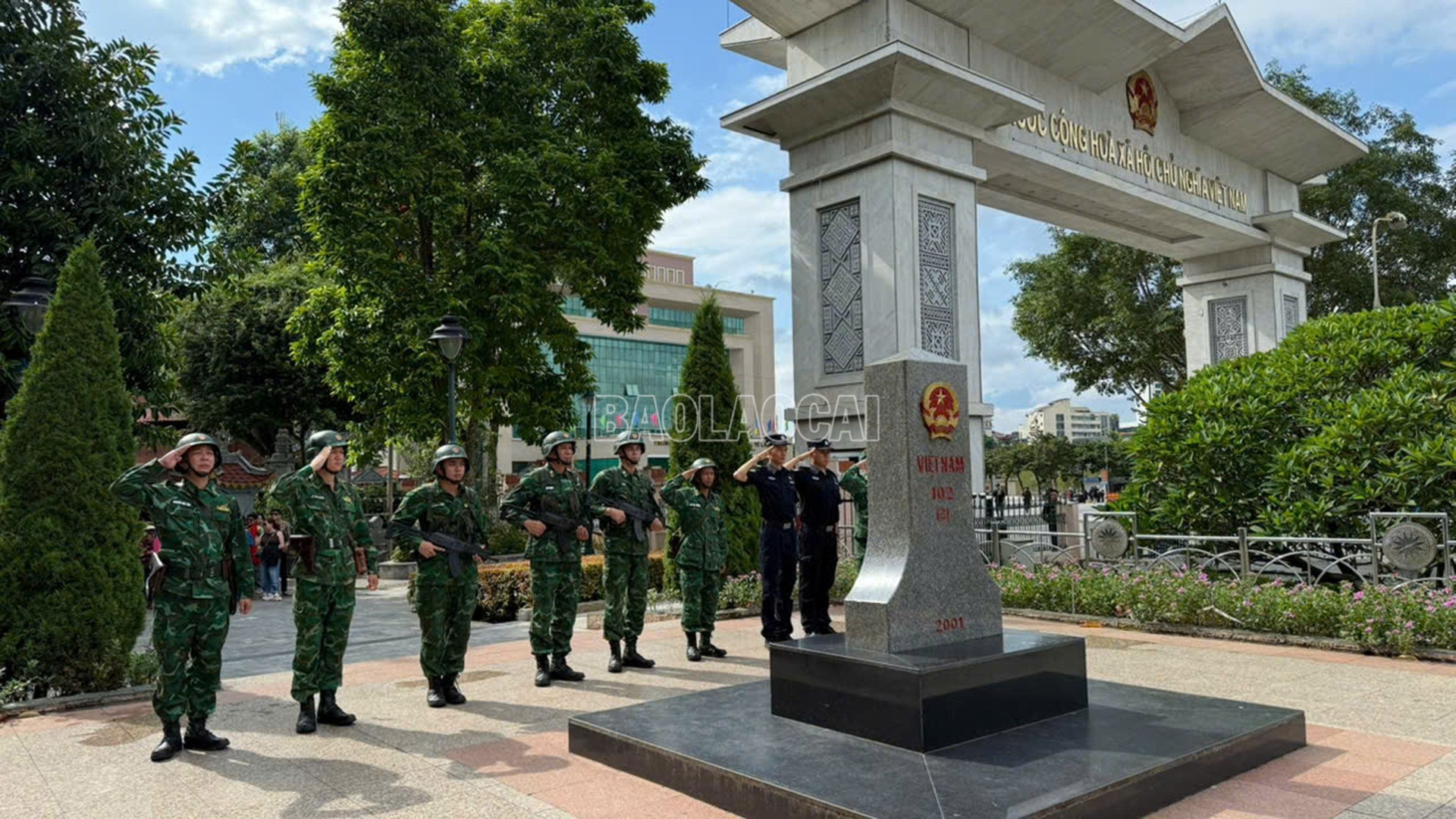 Đội tuần tra liên hợp số 1 tỉnh Lào Cai (Việt Nam) thực hiện nghi thức chào cột mốc 102. baolaocai-c_26-8-tuan-tra3.jpg