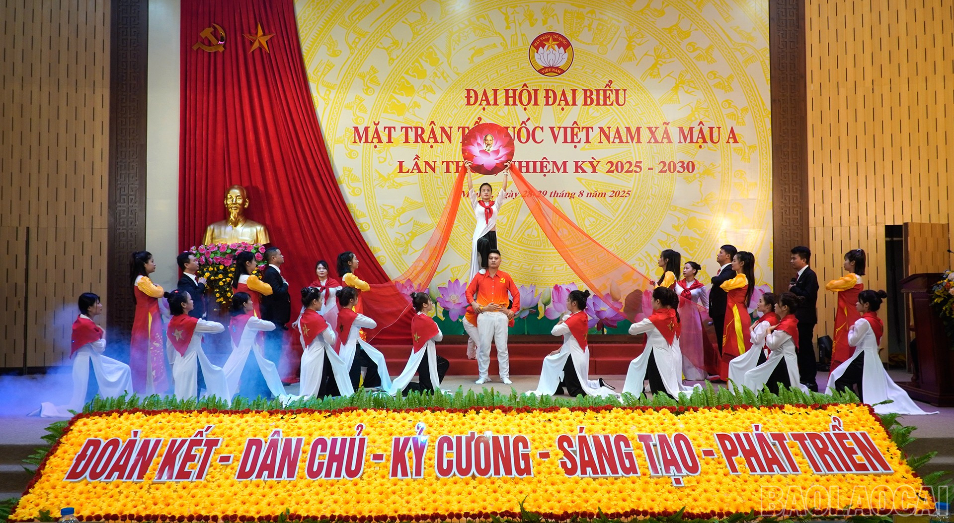 Tiết mục văn nghệ trong buổi tổng duyệt. baolaocai-br_27-8-ba-dung5.jpg