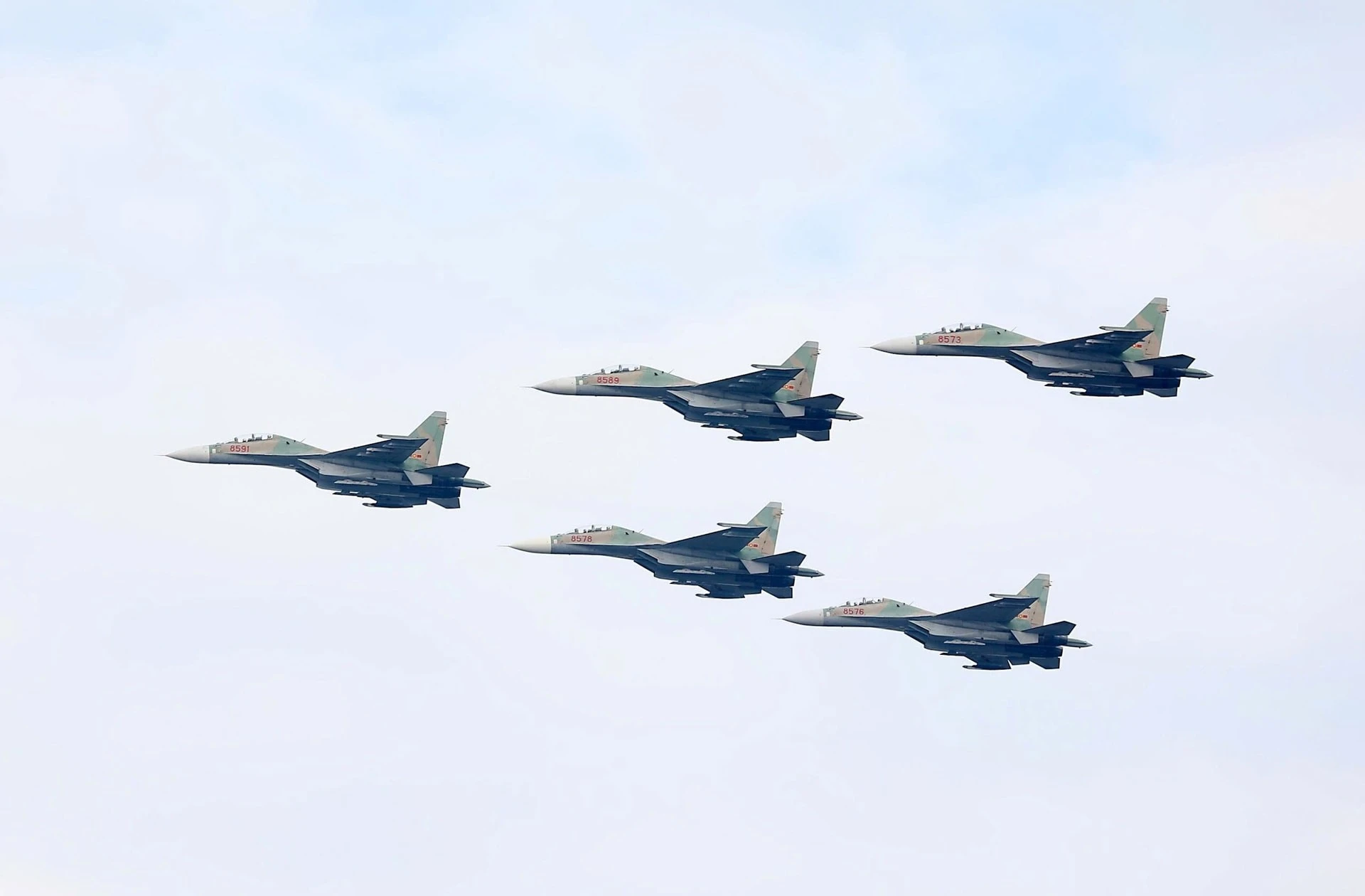 Máy bay chiến đấu bay đội hình tại buổi tổng duyệt.