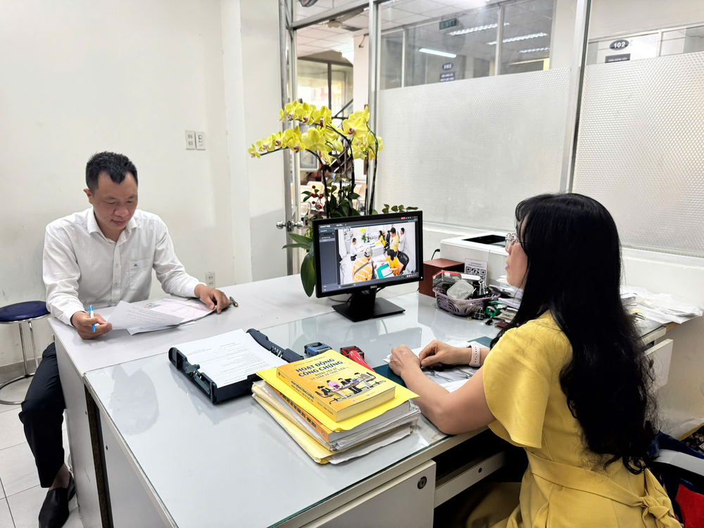 Người dân đang thực hiện thủ tục công chứng tại Văn phòng công chứng tại TP.HCM. Người dân đang thực hiện thủ tục công chứng tại Văn phòng công chứng tại TP.HCM.
