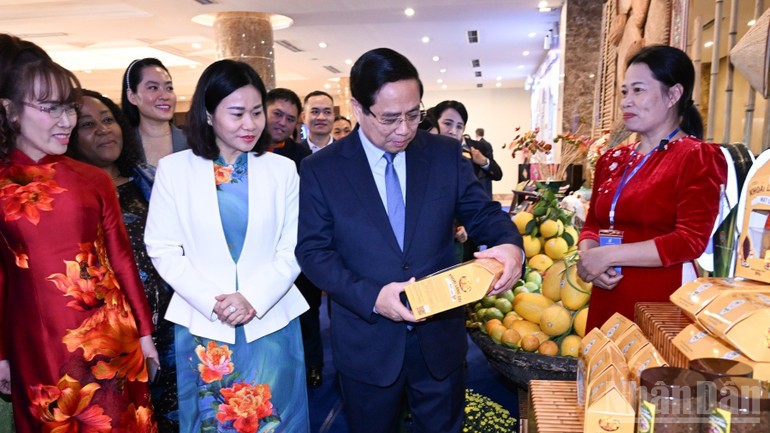 Thủ tướng Chính phủ Phạm Minh Chính tham quan các gian trưng bày sản phẩm tiêu biểu do phụ nữ khởi nghiệp.