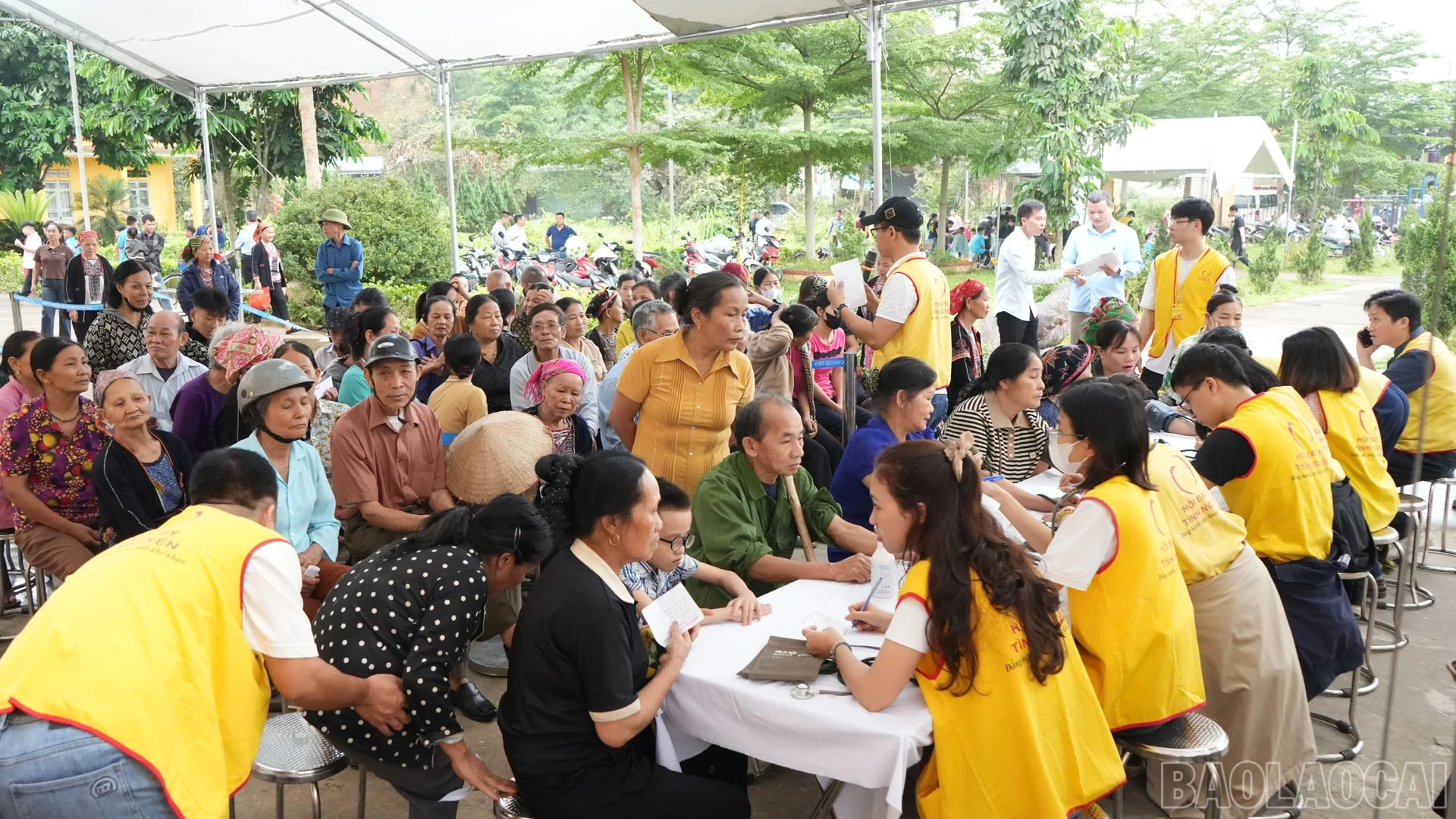 Gần 2.000 lượt người dân được khám bệnh, chăm sóc sức khỏe miễn phí tại Trấn Yên.