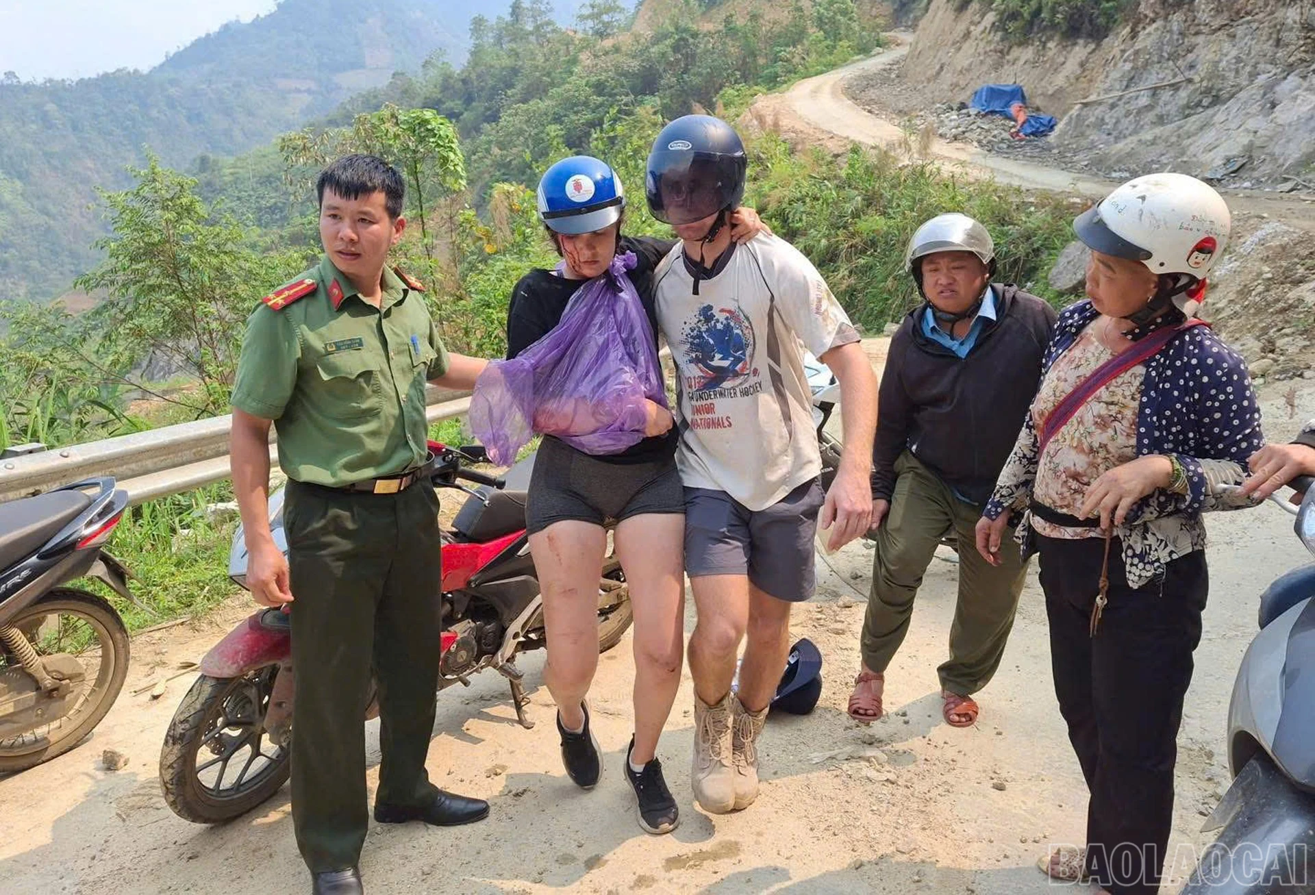 Nữ du khách được tìm thấy trong tình trạng hoảng loạn, chấn thương vùng mặt và tay.