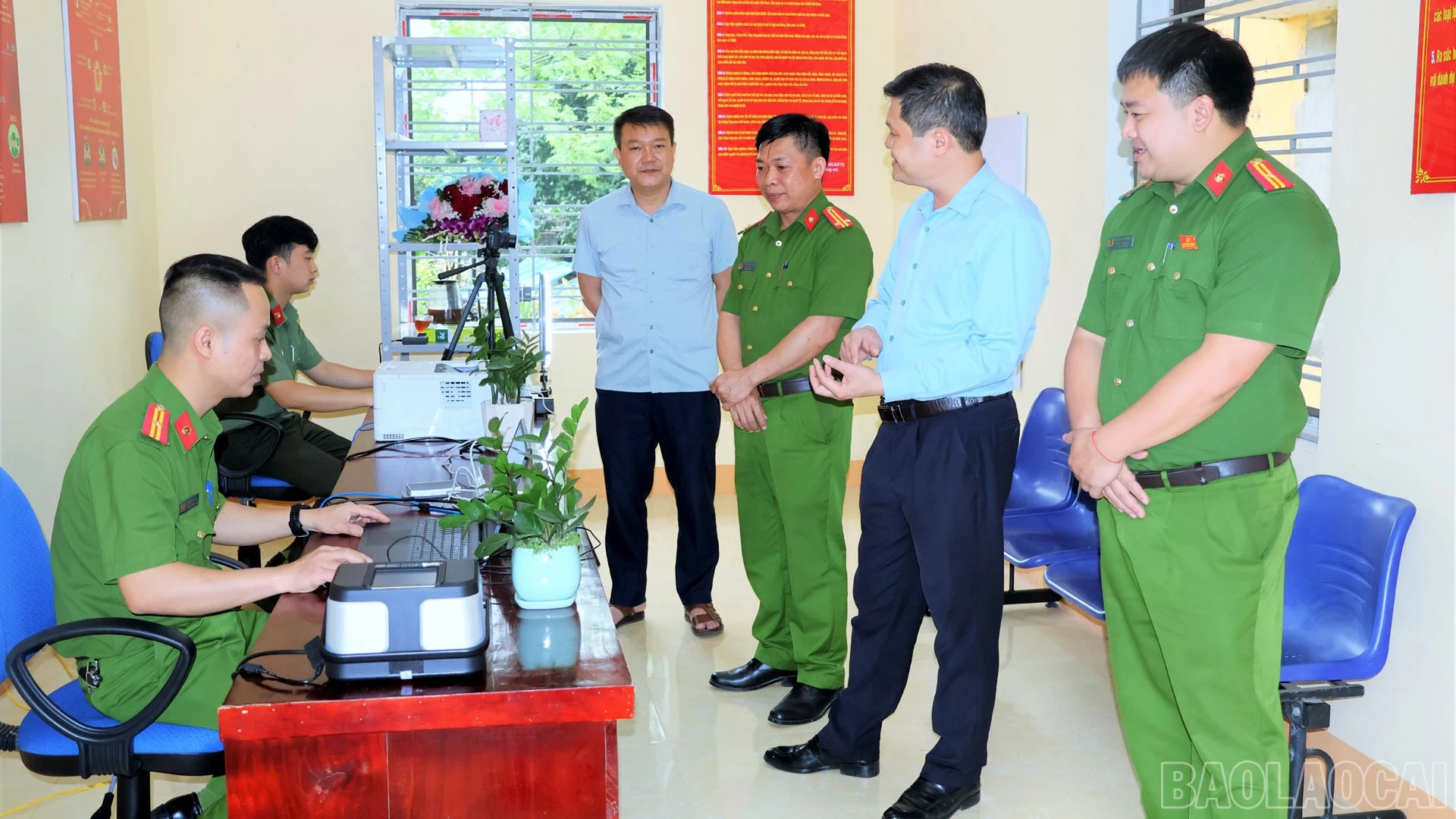 Lãnh đạo xã thăm và động viên cán bộ chiến sĩ công an.